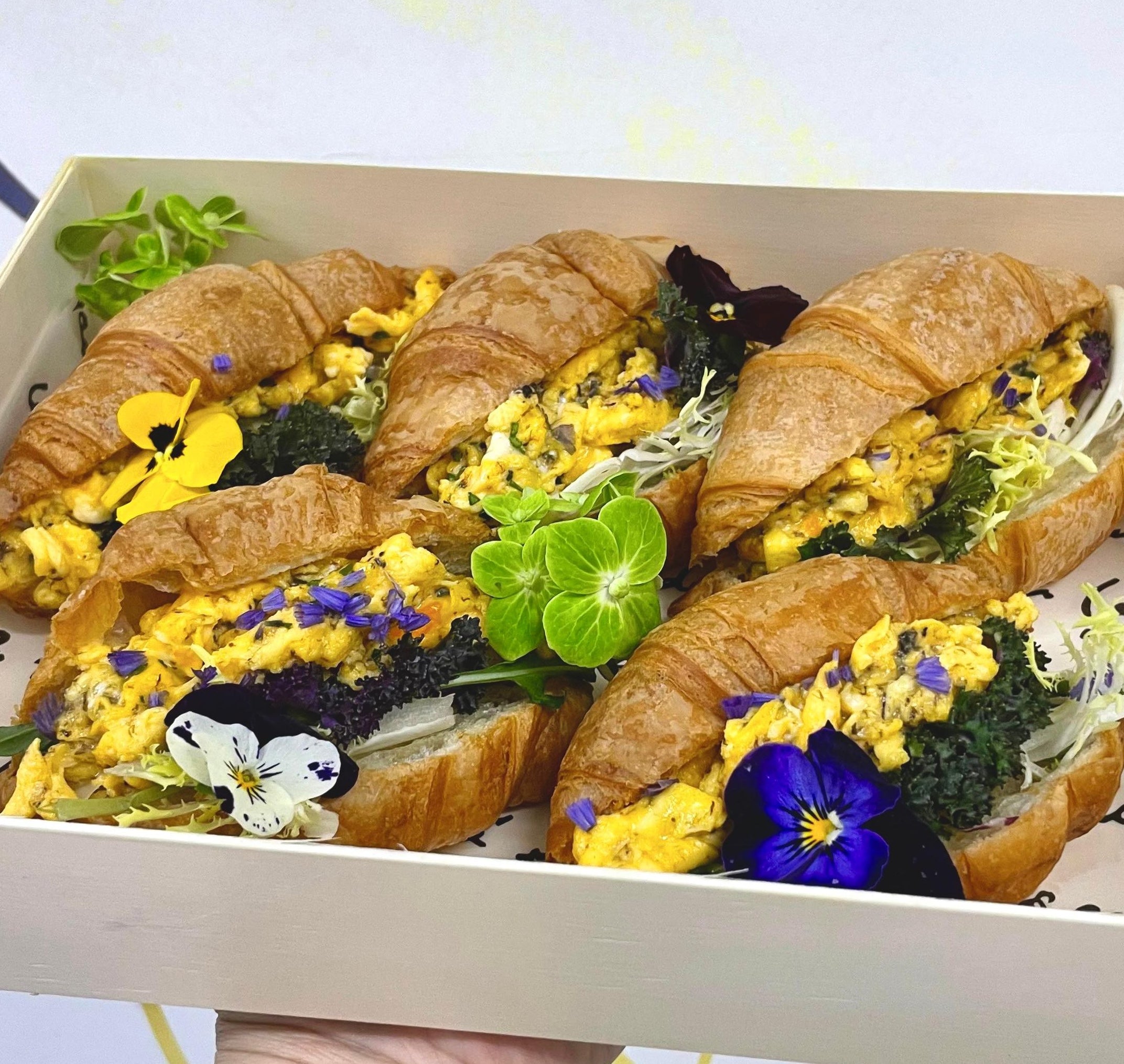 黑松露炒蛋牛角包