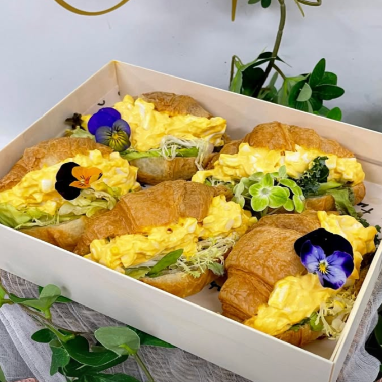 碎蛋沙律牛角包