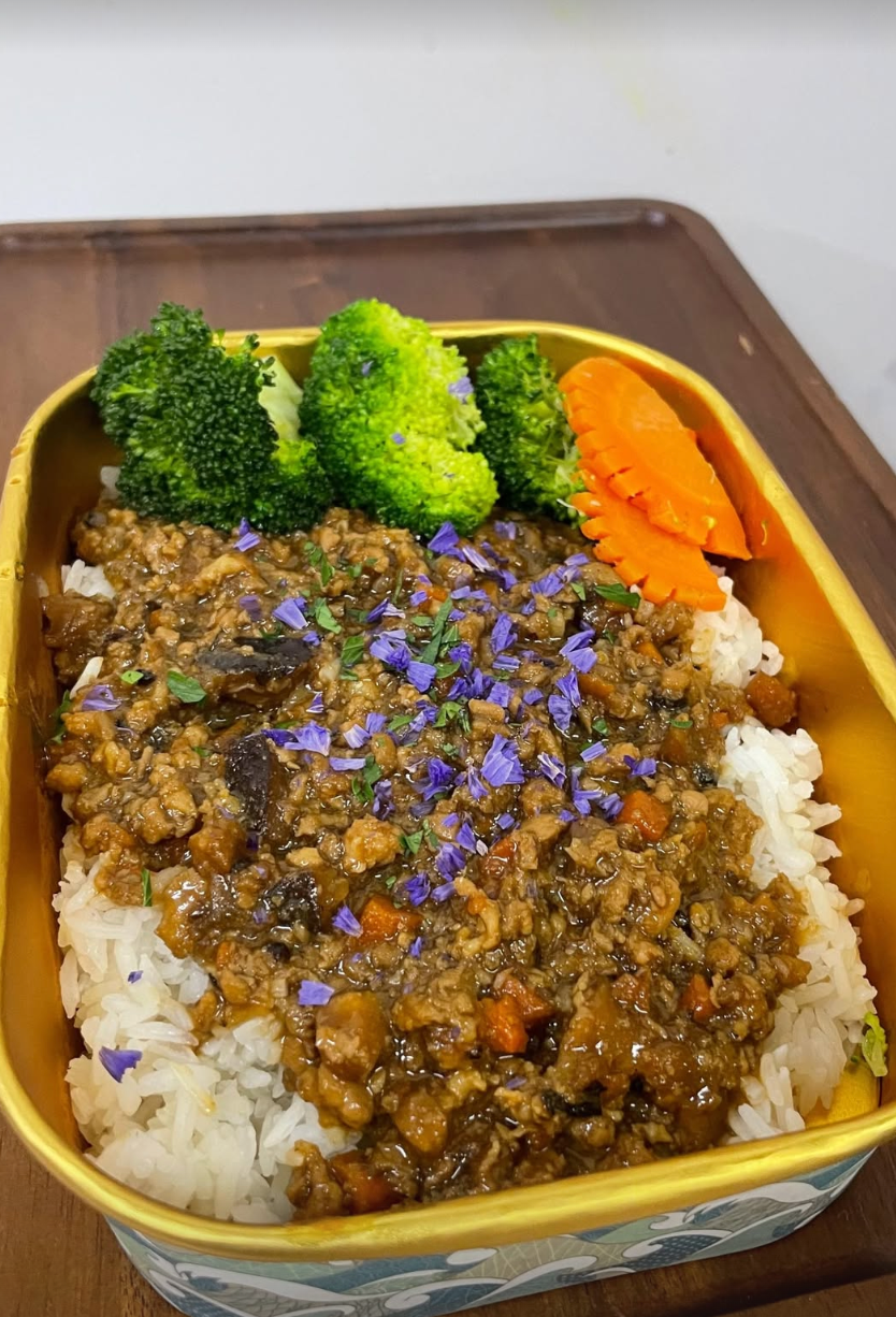 台式香菇肉燥飯配西蘭花